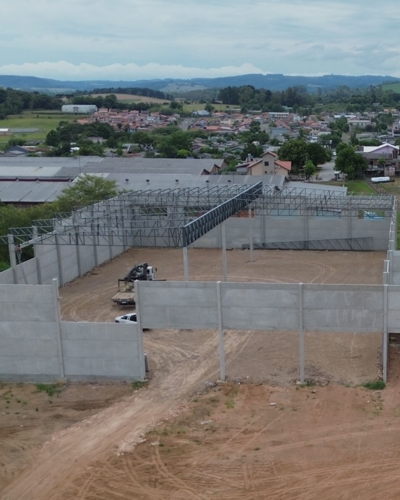Estrutura metálica e pré-moldado em execução pela ROM Engenharia