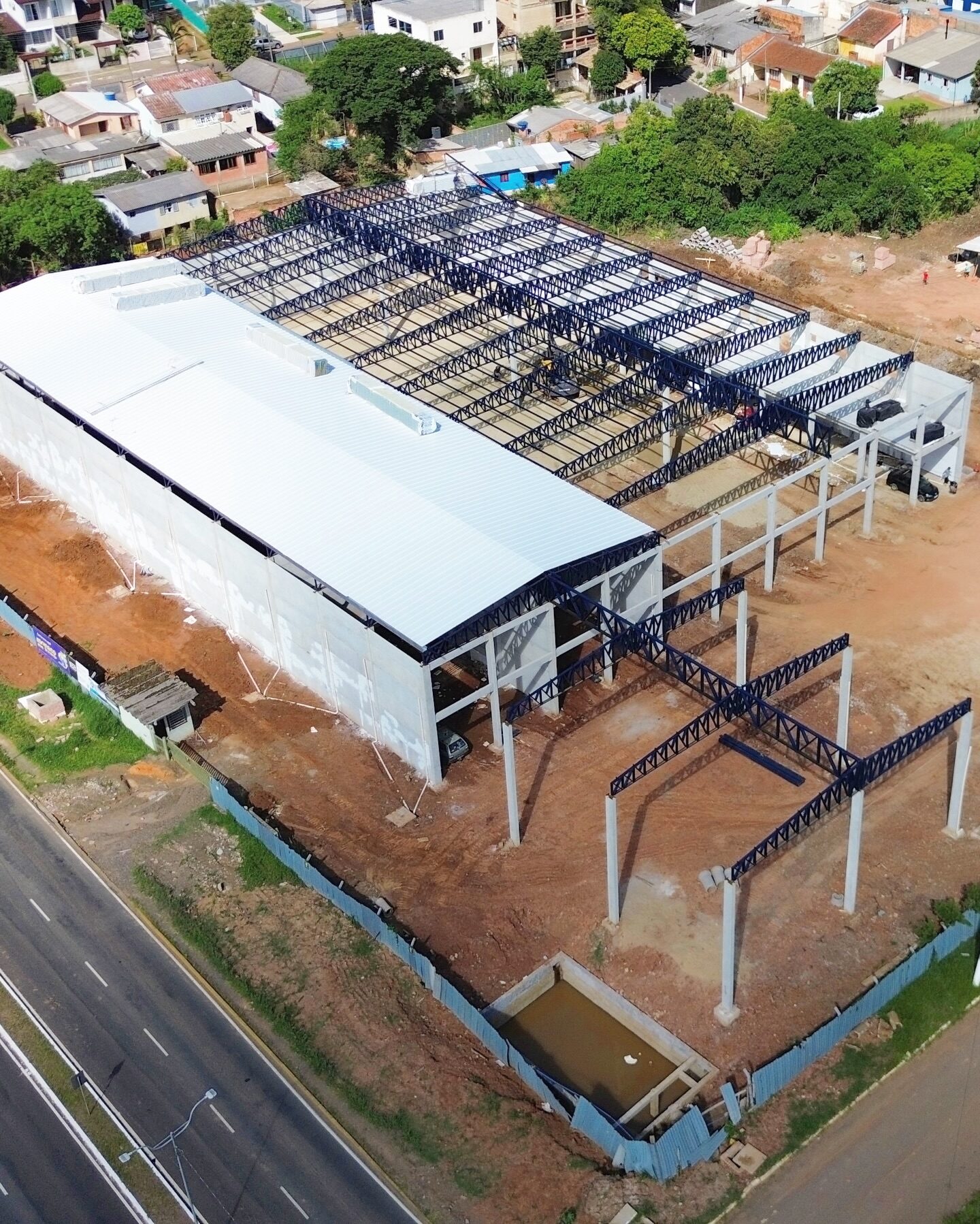 Pavilhão logístico à beira de rodovia — Logístico · Estrutura metálica